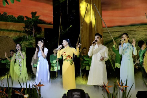 Hoài Linh diễn kịch; Minh Vương, Lệ Thủy hát vọng cổ gây quỹ giúp trẻ mồ côi - Ảnh 1. Hoài Linh diễn kịch; Minh Vương, Lệ Thủy hát vọng cổ gây quỹ giúp trẻ mồ côi - Ảnh 1.