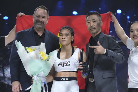 Thanh Trúc knock-out đối thủ Hàn Quốc ở lần đầu bước lên sàn đấu AFC21 - Ảnh 1. Thanh Trúc knock-out đối thủ Hàn Quốc ở lần đầu bước lên sàn đấu AFC21 - Ảnh 1.
