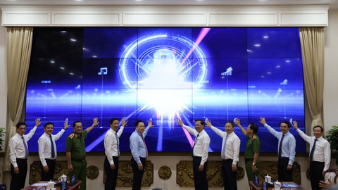 Chủ tịch Phan Văn Mãi: Mục tiêu đến 2025 TP.HCM vận hành nền hành chính trên nền tảng số - Ảnh 1. Chủ tịch Phan Văn Mãi: Mục tiêu đến 2025 TP.HCM vận hành nền hành chính trên nền tảng số - Ảnh 1.