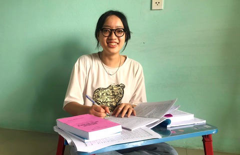 Ánh sáng của cha đưa con đến giảng đường - Ảnh 1. Ánh sáng của cha đưa con đến giảng đường - Ảnh 1.