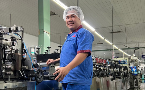 Anh nhân viên 5 lần nhận giải thưởng - Ảnh 1. Anh nhân viên 5 lần nhận giải thưởng - Ảnh 1.