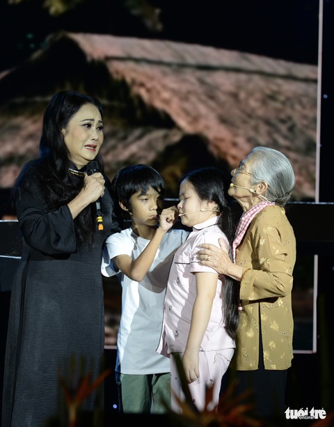 Hoài Linh diễn kịch; Minh Vương, Lệ Thủy hát vọng cổ gây quỹ giúp trẻ mồ côi - Ảnh 10. Hoài Linh diễn kịch; Minh Vương, Lệ Thủy hát vọng cổ gây quỹ giúp trẻ mồ côi - Ảnh 10.