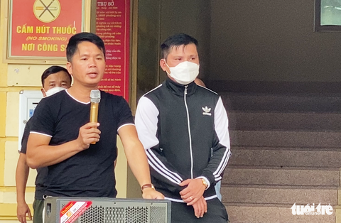 Dân kéo đến trụ sở phường ‘tố’ chủ đầu tư xâm phạm mồ mả - Ảnh 2. Dân kéo đến trụ sở phường ‘tố’ chủ đầu tư xâm phạm mồ mả - Ảnh 2.