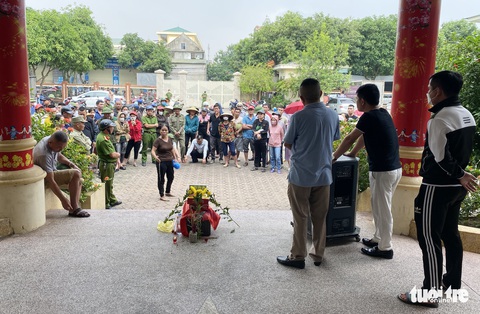Dân kéo đến trụ sở phường ‘tố’ chủ đầu tư xâm phạm mồ mả - Ảnh 1. Dân kéo đến trụ sở phường ‘tố’ chủ đầu tư xâm phạm mồ mả - Ảnh 1.