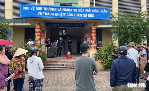 Dân kéo đến trụ sở phường ‘tố’ chủ đầu tư xâm phạm mồ mả - Ảnh 3. Dân kéo đến trụ sở phường ‘tố’ chủ đầu tư xâm phạm mồ mả - Ảnh 3.