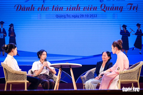 Đêm Quảng Trị yêu thương, Tiếp sức đến trường 100 tân sinh viên, mỗi bạn 15 triệu đồng - Ảnh 7. Đêm Quảng Trị yêu thương, Tiếp sức đến trường 100 tân sinh viên, mỗi bạn 15 triệu đồng - Ảnh 7.