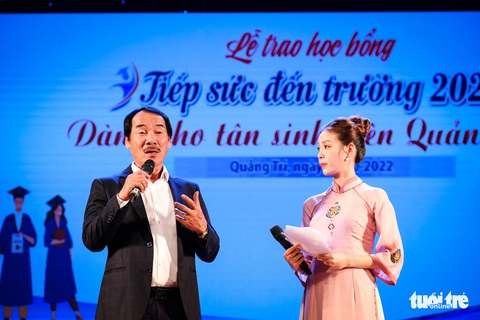Đêm Quảng Trị yêu thương, Tiếp sức đến trường 100 tân sinh viên, mỗi bạn 15 triệu đồng - Ảnh 12. Đêm Quảng Trị yêu thương, Tiếp sức đến trường 100 tân sinh viên, mỗi bạn 15 triệu đồng - Ảnh 12.