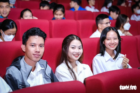 Đêm Quảng Trị yêu thương, Tiếp sức đến trường 100 tân sinh viên, mỗi bạn 15 triệu đồng - Ảnh 2. Đêm Quảng Trị yêu thương, Tiếp sức đến trường 100 tân sinh viên, mỗi bạn 15 triệu đồng - Ảnh 2.