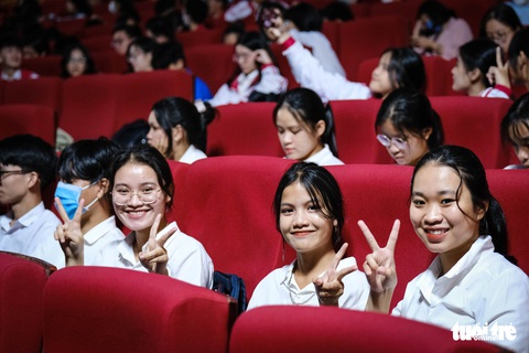 Đêm Quảng Trị yêu thương, Tiếp sức đến trường 100 tân sinh viên, mỗi bạn 15 triệu đồng - Ảnh 3. Đêm Quảng Trị yêu thương, Tiếp sức đến trường 100 tân sinh viên, mỗi bạn 15 triệu đồng - Ảnh 3.