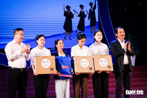 Đêm Quảng Trị yêu thương, Tiếp sức đến trường 100 tân sinh viên, mỗi bạn 15 triệu đồng - Ảnh 9. Đêm Quảng Trị yêu thương, Tiếp sức đến trường 100 tân sinh viên, mỗi bạn 15 triệu đồng - Ảnh 9.