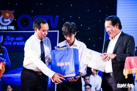 Đêm Quảng Trị yêu thương, Tiếp sức đến trường 100 tân sinh viên, mỗi bạn 15 triệu đồng - Ảnh 11. Đêm Quảng Trị yêu thương, Tiếp sức đến trường 100 tân sinh viên, mỗi bạn 15 triệu đồng - Ảnh 11.