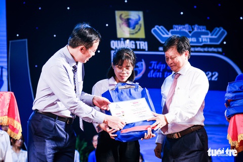 Đêm Quảng Trị yêu thương, Tiếp sức đến trường 100 tân sinh viên, mỗi bạn 15 triệu đồng - Ảnh 1. Đêm Quảng Trị yêu thương, Tiếp sức đến trường 100 tân sinh viên, mỗi bạn 15 triệu đồng - Ảnh 1.