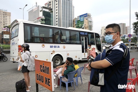 Dẹp xe dù, bến cóc: Chờ quận, huyện vào cuộc - Ảnh 1. Dẹp xe dù, bến cóc: Chờ quận, huyện vào cuộc - Ảnh 1.
