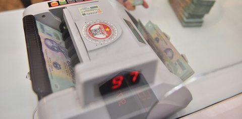 Có ngân hàng ‘áo gấm đi đêm’, đẩy lãi suất lên trên 10%/năm? - Ảnh 1. Có ngân hàng ‘áo gấm đi đêm’, đẩy lãi suất lên trên 10%/năm? - Ảnh 1.