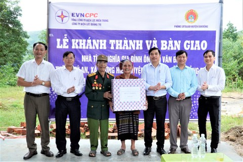PC Quảng Trị bàn giao nhà tình nghĩa cho gia đình thương binh - Ảnh 1. PC Quảng Trị bàn giao nhà tình nghĩa cho gia đình thương binh - Ảnh 1.