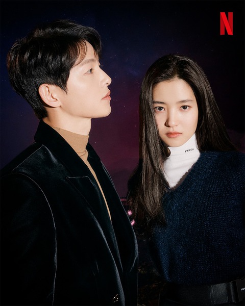 Song Joong Ki phủ nhận hẹn hò Kim Tae Ri chỉ vì… ‘tấm lưng’ quá giống - Ảnh 1. Song Joong Ki phủ nhận hẹn hò Kim Tae Ri chỉ vì… ‘tấm lưng’ quá giống - Ảnh 1.