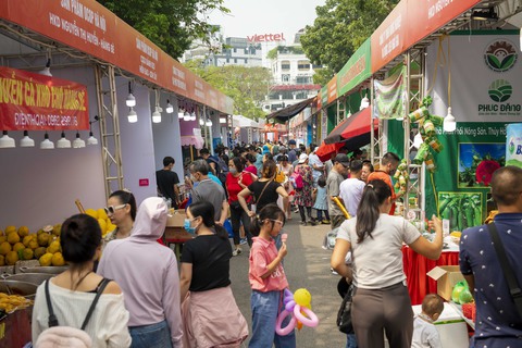 Tinh hoa hàng Việt được giới thiệu, nhận diện tại phố đi bộ Hồ Gươm - Ảnh 2. Tinh hoa hàng Việt được giới thiệu, nhận diện tại phố đi bộ Hồ Gươm - Ảnh 2.