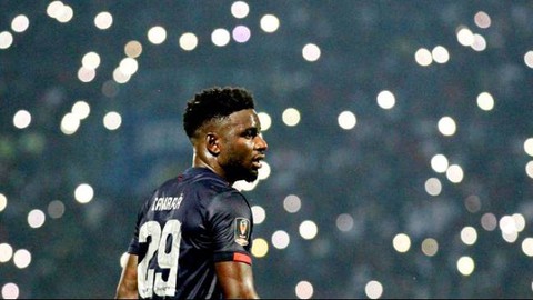 Cầu thủ Arema FC kể lại giây phút kinh hoàng: Nhiều người đã chết trước mắt chúng tôi - Ảnh 1. Cầu thủ Arema FC kể lại giây phút kinh hoàng: Nhiều người đã chết trước mắt chúng tôi - Ảnh 1.