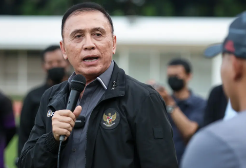 Chủ tịch LĐBĐ Indonesia vạ miệng khi nói CĐV vui vẻ giữa thảm kịch - Ảnh 2. Chủ tịch LĐBĐ Indonesia vạ miệng khi nói CĐV vui vẻ giữa thảm kịch - Ảnh 2.
