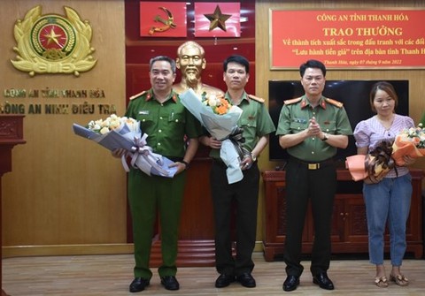 Bắt tạm giam hai vợ chồng tiêu thụ hàng tỉ đồng tiền giả - Ảnh 2. Bắt tạm giam hai vợ chồng tiêu thụ hàng tỉ đồng tiền giả - Ảnh 2.