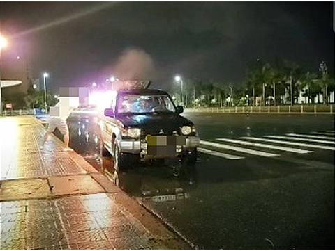 Điều tra nghi vấn người đàn ông phóng hỏa đốt ô tô trên phố - Ảnh 1. Điều tra nghi vấn người đàn ông phóng hỏa đốt ô tô trên phố - Ảnh 1.