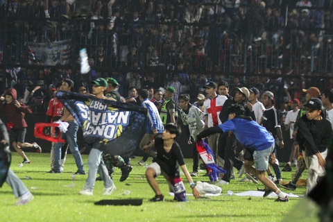 Thảm kịch bóng đá ở Indonesia: Cảnh sát vi phạm quy định FIFA? - Ảnh 1. Thảm kịch bóng đá ở Indonesia: Cảnh sát vi phạm quy định FIFA? - Ảnh 1.