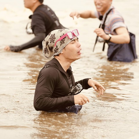 Loạt biểu cảm không đỡ nổi của Lê Dương Bảo Lâm khi lội ao bắt vịt - Ảnh 5. Loạt biểu cảm không đỡ nổi của Lê Dương Bảo Lâm khi lội ao bắt vịt - Ảnh 5.