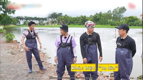 Loạt biểu cảm không đỡ nổi của Lê Dương Bảo Lâm khi lội ao bắt vịt - Ảnh 1. Loạt biểu cảm không đỡ nổi của Lê Dương Bảo Lâm khi lội ao bắt vịt - Ảnh 1.