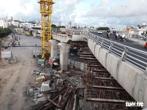 Cầu vượt còn ngổn ngang giàn giáo, cần cẩu đã cho vào sử dụng - Ảnh 1. Cầu vượt còn ngổn ngang giàn giáo, cần cẩu đã cho vào sử dụng - Ảnh 1.