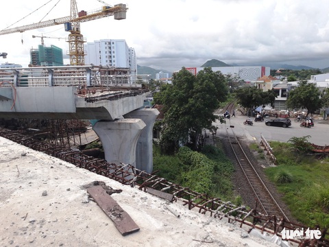 Cầu vượt còn ngổn ngang giàn giáo, cần cẩu đã cho vào sử dụng - Ảnh 3. Cầu vượt còn ngổn ngang giàn giáo, cần cẩu đã cho vào sử dụng - Ảnh 3.