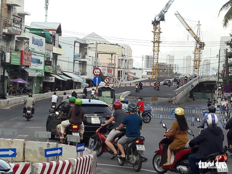 Cầu vượt còn ngổn ngang giàn giáo, cần cẩu đã cho vào sử dụng - Ảnh 2. Cầu vượt còn ngổn ngang giàn giáo, cần cẩu đã cho vào sử dụng - Ảnh 2.