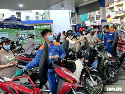 Xăng dầu giảm lần thứ 4 liên tiếp, xăng RON95 về mức 21.440 đồng/lít - Ảnh 1. Xăng dầu giảm lần thứ 4 liên tiếp, xăng RON95 về mức 21.440 đồng/lít - Ảnh 1.