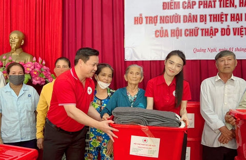 Nhã Phương tặng quà cho đồng bào miền Trung; Quang Lê, Quang Hà lần đầu song ca - Ảnh 2. Nhã Phương tặng quà cho đồng bào miền Trung; Quang Lê, Quang Hà lần đầu song ca - Ảnh 2.