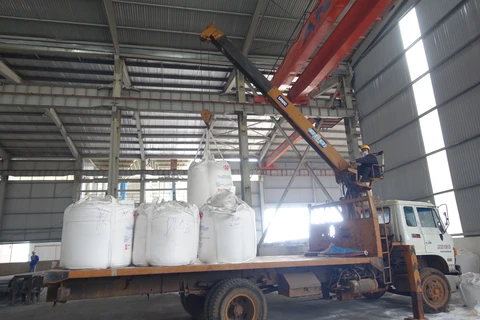 Thaco muốn đầu tư hơn 100.000 tỉ làm tổ hợp bô xít tại Lâm Đồng- Ảnh 1. Sản phẩm alumin được chế biến tại nhà máy chế biến của TKV ở Đắk Nông - Ảnh: MAI VINH
