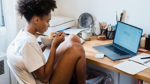 Giới trẻ ăn, làm việc, lướt web cùng lúc: Người bận rộn hay đang mất tập trung? - Ảnh 1. Giới trẻ ăn, làm việc, lướt web cùng lúc: Người bận rộn hay đang mất tập trung? - Ảnh 1.
