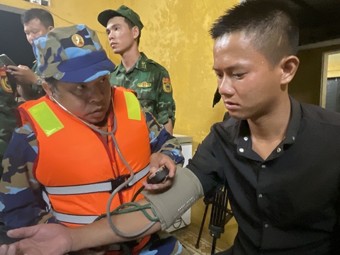 Cứu 9 ngư dân bị chìm tàu trên biển Thừa Thiên Huế - Ảnh 1. Cứu 9 ngư dân bị chìm tàu trên biển Thừa Thiên Huế - Ảnh 1.