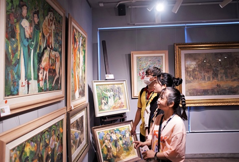 Họa sĩ 86 tuổi gốc Hà thành lần đầu triển lãm tranh tại TP.HCM - Ảnh 1. Họa sĩ 86 tuổi gốc Hà thành lần đầu triển lãm tranh tại TP.HCM - Ảnh 1.