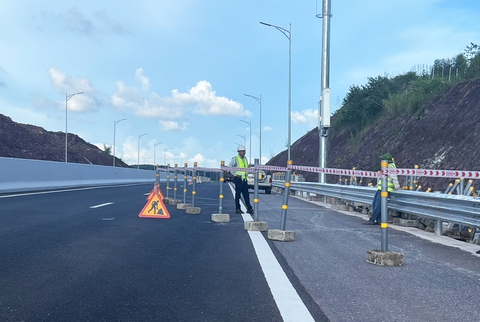 Phân luồng cao tốc Vân Đồn - Móng Cái để xử lý sạt lở - Ảnh 1. Phân luồng cao tốc Vân Đồn - Móng Cái để xử lý sạt lở - Ảnh 1.