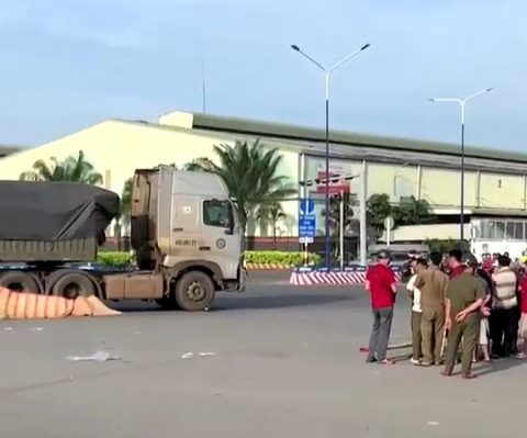 Xe đầu kéo cán chết 2 người lớn, 2 trẻ em ngã xuống từ xe máy biển số Gia Lai - Ảnh 1. Xe đầu kéo cán chết 2 người lớn, 2 trẻ em ngã xuống từ xe máy biển số Gia Lai - Ảnh 1.