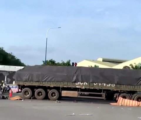 Xe đầu kéo cán chết 2 người lớn, 2 trẻ em ngã xuống từ xe máy biển số Gia Lai - Ảnh 2. Xe đầu kéo cán chết 2 người lớn, 2 trẻ em ngã xuống từ xe máy biển số Gia Lai - Ảnh 2.