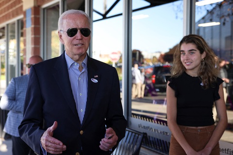 Ông Biden đi bỏ phiếu bầu giữa kỳ sớm ở quê nhà Delaware - Ảnh 1. Ông Biden đi bỏ phiếu bầu giữa kỳ sớm ở quê nhà Delaware - Ảnh 1.