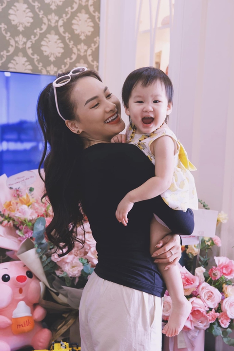 Ảnh vui sao Việt 30-10: Hai con nhà Hồ Ngọc Hà tình thương mến thương - Ảnh 4. Ảnh vui sao Việt 30-10: Hai con nhà Hồ Ngọc Hà tình thương mến thương - Ảnh 4.