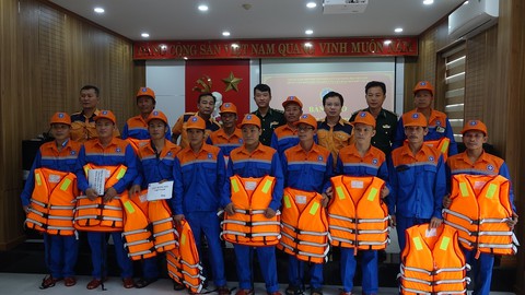Cứu 13 thuyền viên gặp nạn trên vùng biển Quảng Trị do ảnh hưởng bão số 7 - Ảnh 2. Cứu 13 thuyền viên gặp nạn trên vùng biển Quảng Trị do ảnh hưởng bão số 7 - Ảnh 2.