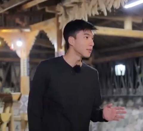 Hieuthuhai bất ngờ tỏ tình còn đòi hôn hoa hậu Mai Phương Thúy - Ảnh 1. Hieuthuhai bất ngờ tỏ tình còn đòi hôn hoa hậu Mai Phương Thúy - Ảnh 1.