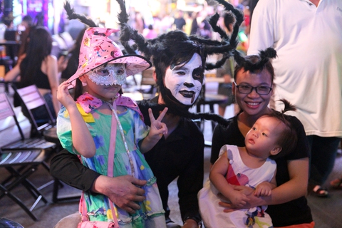 Bạn trẻ TP.HCM xuống phố dạo chơi Halloween dịp cuối tuần - Ảnh 8. Bạn trẻ TP.HCM xuống phố dạo chơi Halloween dịp cuối tuần - Ảnh 8.