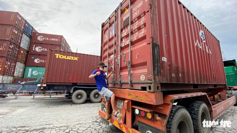 Nỗi ám ảnh của tài xế xe container: Chạy trăm kilômet mất 6 giờ - Ảnh 6. Nỗi ám ảnh của tài xế xe container: Chạy trăm kilômet mất 6 giờ - Ảnh 6.