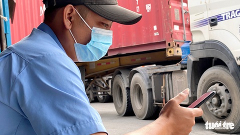 Nỗi ám ảnh của tài xế xe container: Chạy trăm kilômet mất 6 giờ - Ảnh 3. Nỗi ám ảnh của tài xế xe container: Chạy trăm kilômet mất 6 giờ - Ảnh 3.
