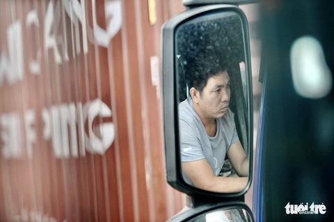Nỗi ám ảnh của tài xế xe container: Chạy trăm kilômet mất 6 giờ - Ảnh 1. Nỗi ám ảnh của tài xế xe container: Chạy trăm kilômet mất 6 giờ - Ảnh 1.