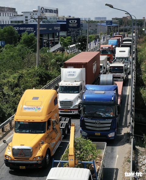 Nỗi ám ảnh của tài xế xe container: Chạy trăm kilômet mất 6 giờ - Ảnh 8. Nỗi ám ảnh của tài xế xe container: Chạy trăm kilômet mất 6 giờ - Ảnh 8.