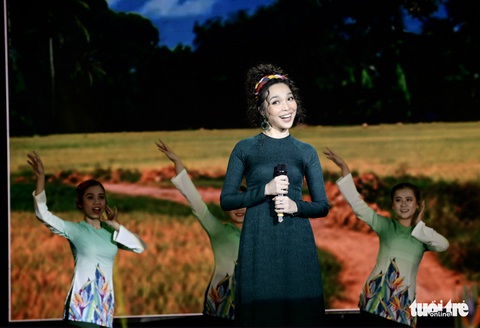 Hoài Linh diễn kịch; Minh Vương, Lệ Thủy hát vọng cổ gây quỹ giúp trẻ mồ côi - Ảnh 8. Hoài Linh diễn kịch; Minh Vương, Lệ Thủy hát vọng cổ gây quỹ giúp trẻ mồ côi - Ảnh 8.
